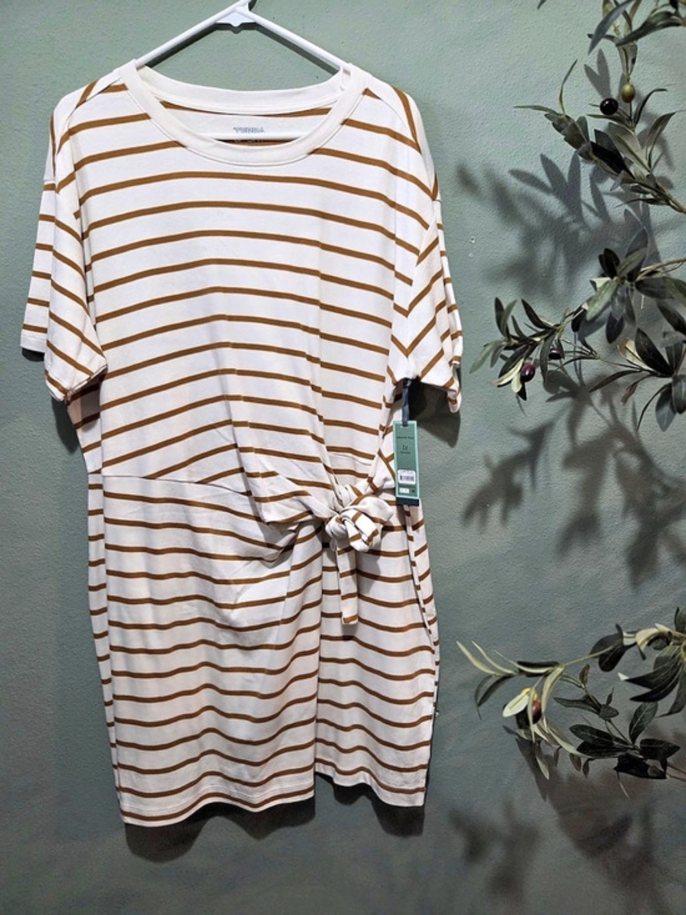 Terra & Sky Women's Plus Front Twist Dress with Short Sleeve White & Brown 1XL